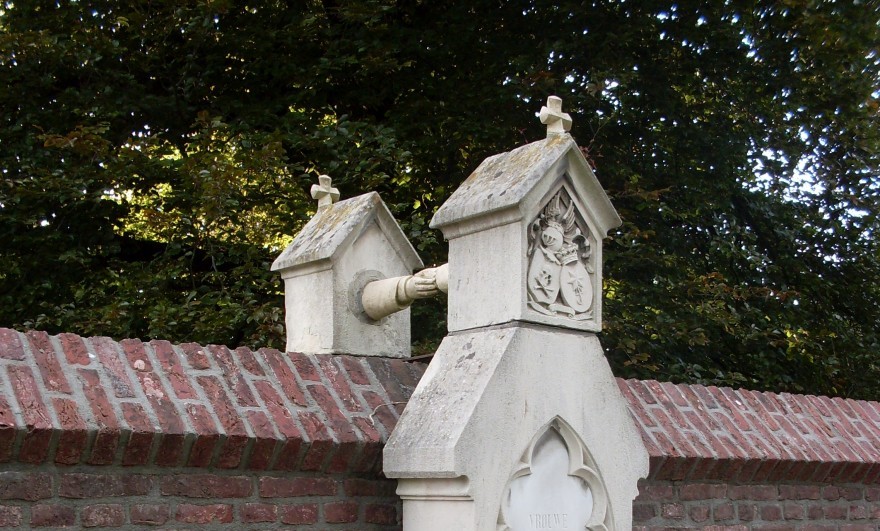 Мужа и жену похоронили на разных кладбищах, но с одним памятником на двоих