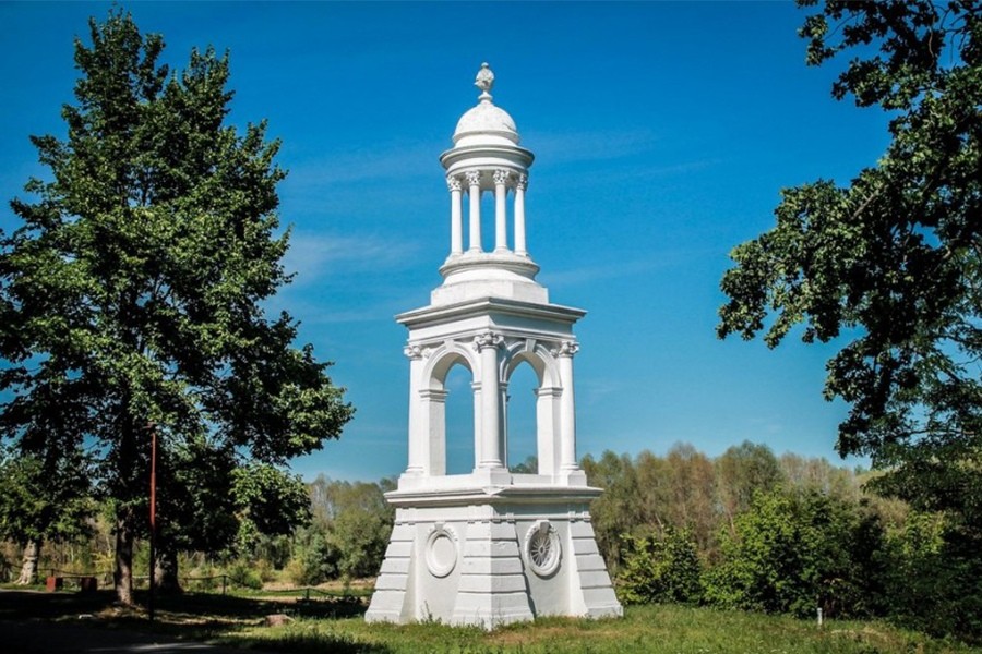 Памятники в Наровле: белый маяк на берегу Припяти
