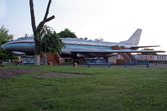 Памятники в Чечерске: самолет, приземленный на вечную стоянку