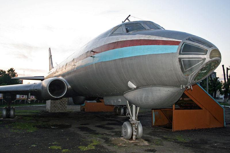 Памятники в Чечерске: самолет, приземленный на вечную стоянку