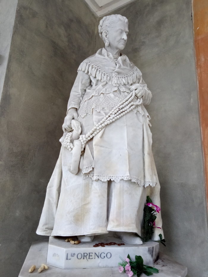 Скульптура торговки каштанами: женщина решившая заказать памятник самой себе