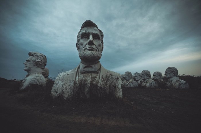 Необычные памятники: американец хранит на своей ферме десятки бюстов президентов США
