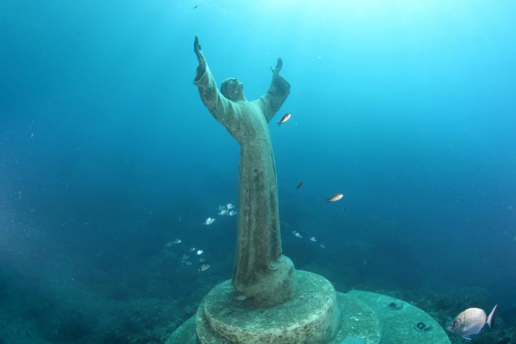 Памятник аквалангисту установили в море на глубине 17 метров