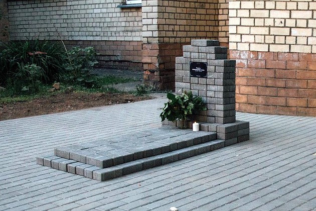 Минчане установили в своем дворе необычный памятник