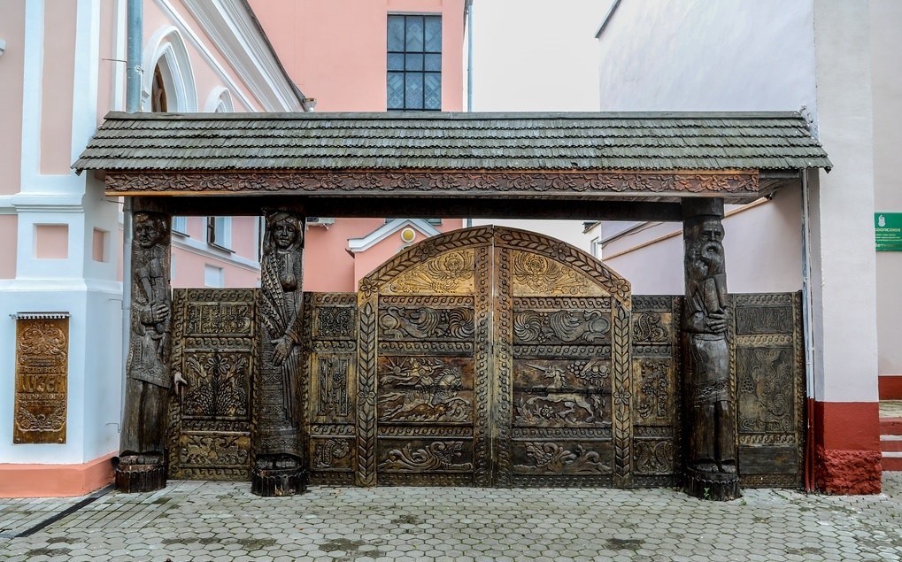 Памятники в Ветке: резные ворота в прошлое