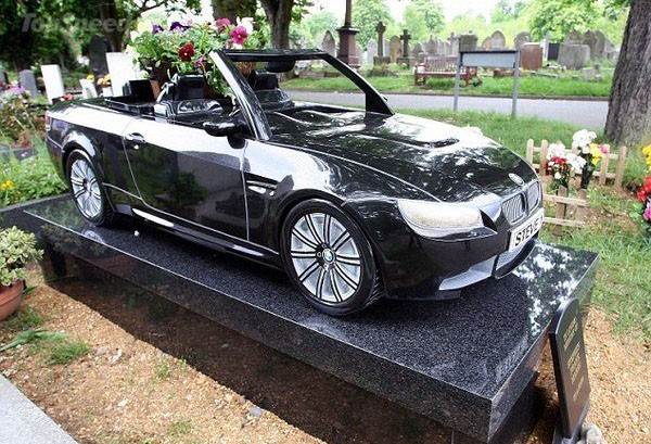 На Лондонском кладбище установили памятник в виде автомобиля BMW