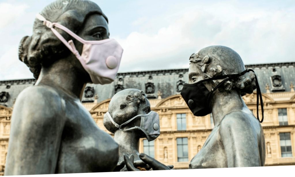 На памятники надели медицинские маски