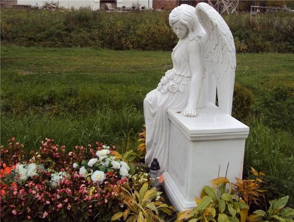 Надгробия из белого мрамора