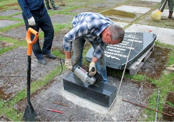 Памятник на могилу своими руками: это возможно?