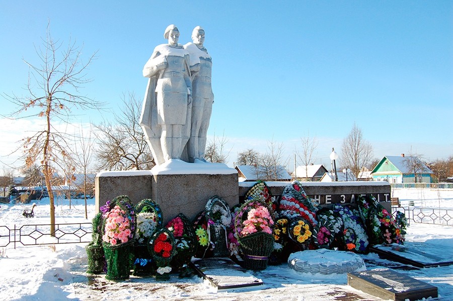 Памятники в Лельчицах: монумент погибшим летчикам