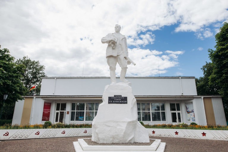 Памятники в Октябрьском: герой партизанского края