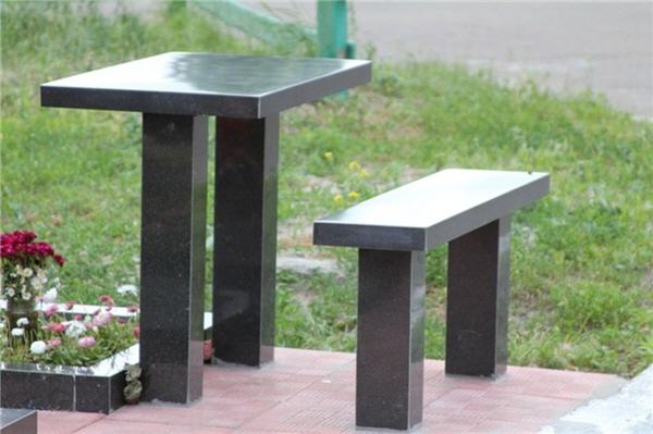 Обязательно ли устанавливать столик и скамейку на кладбище