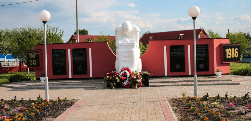 Памятники в Ельске: монумент скорбящей матери