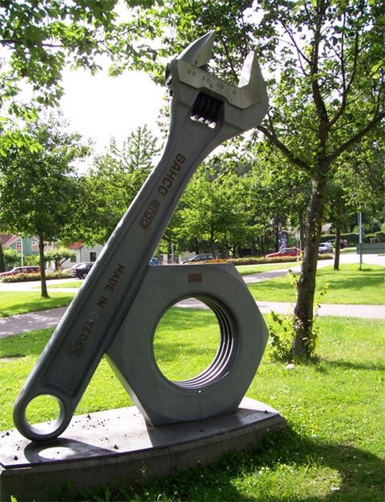 Памятники, которые поставили рабочим инструментам (часть 2)