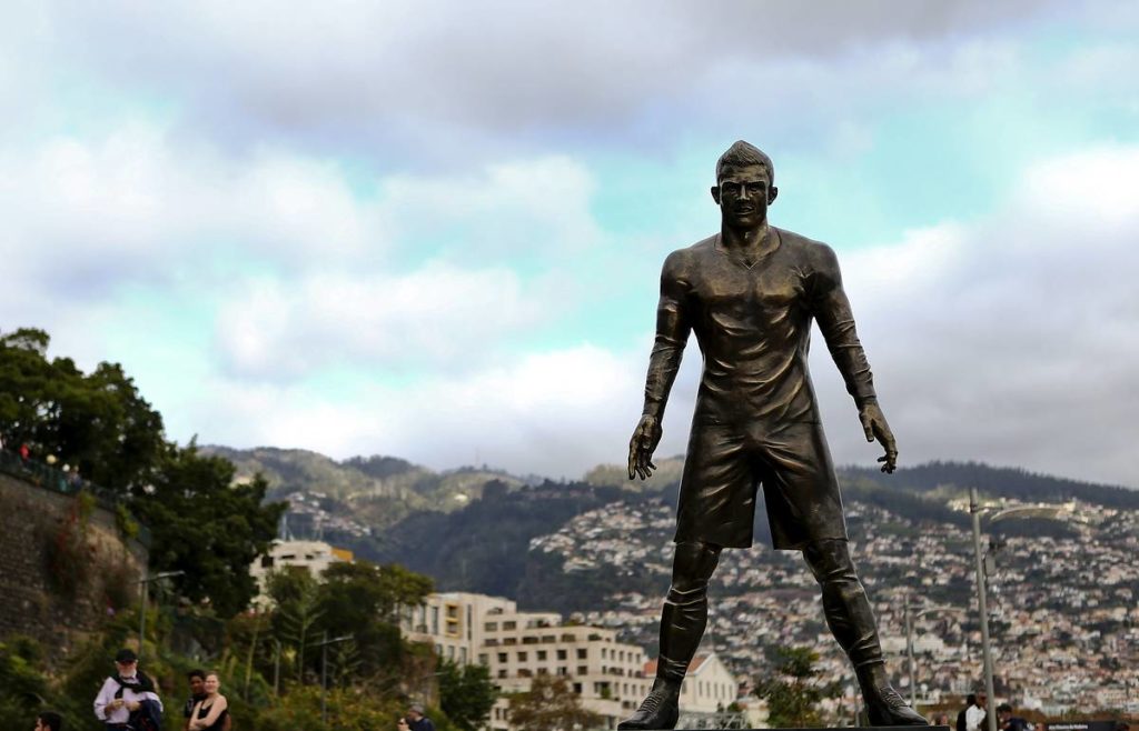 Этим людям памятники поставили уже при жизни