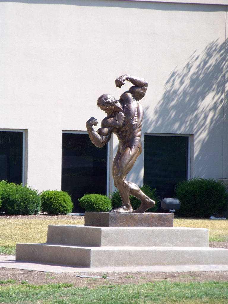 Этим людям памятники поставили уже при жизни