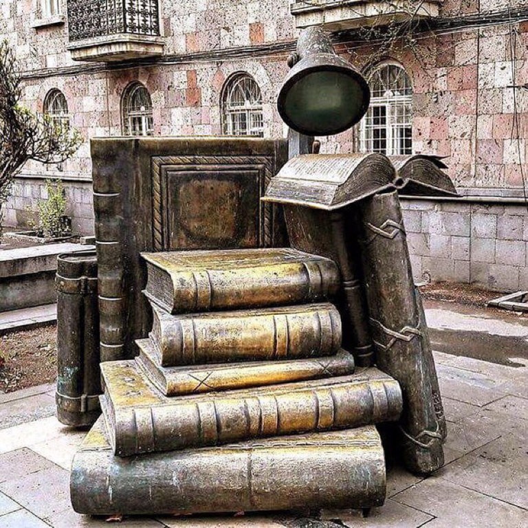 Книга как элемент памятника