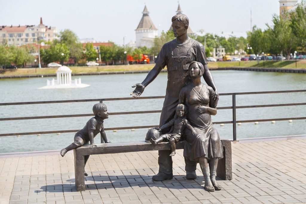 Памятники, воспевающие семейные ценности