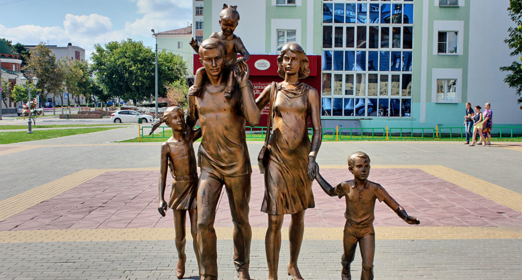 Памятники, воспевающие семейные ценности