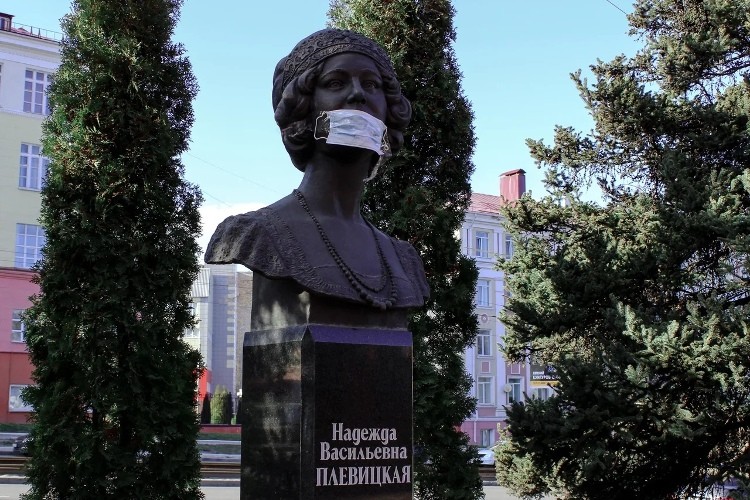 На памятники надели медицинские маски