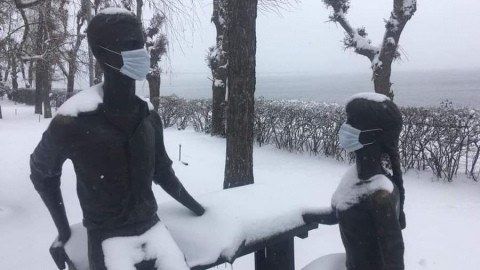 На памятники надели медицинские маски