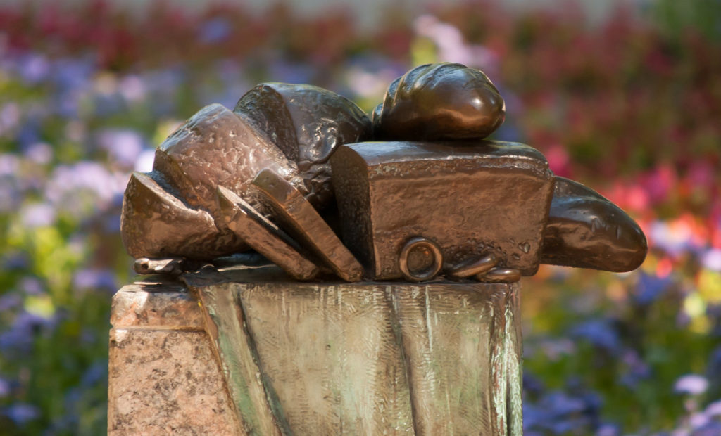 Несъедобное съедобное: памятники продуктам питания (часть 1).