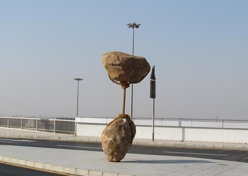 Кажется, что эти памятники нарушают законы гравитации